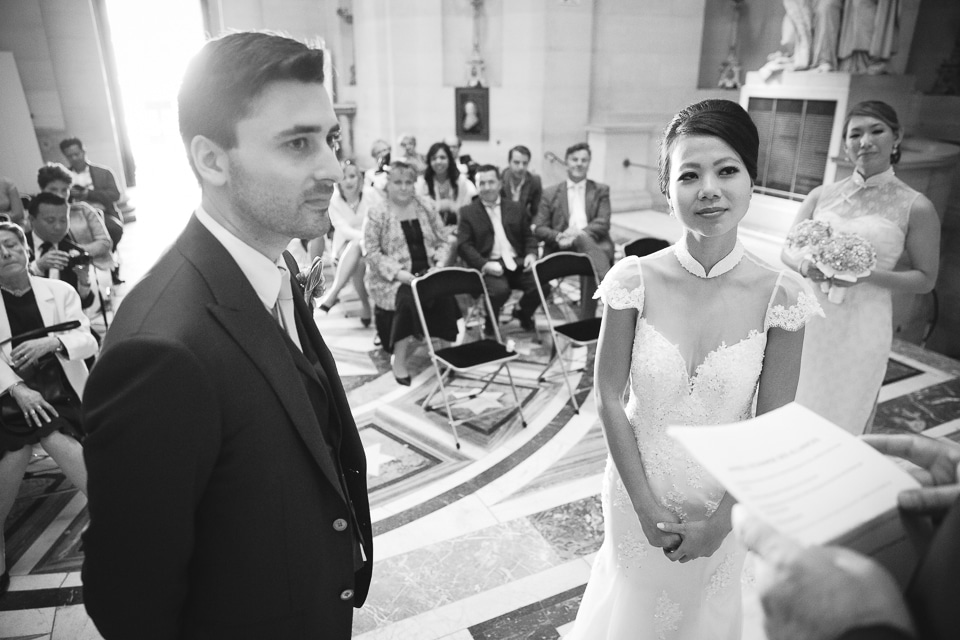 les mariés pendant cérémonie à la chapelle Expiatoire