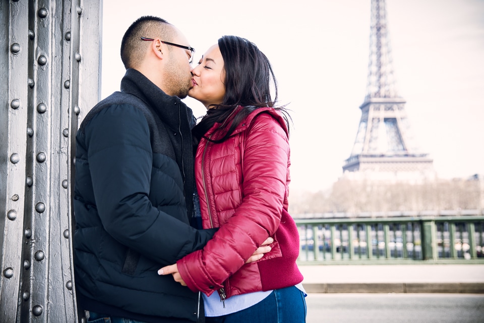 Photo pre mariage devant la tour Eiffel