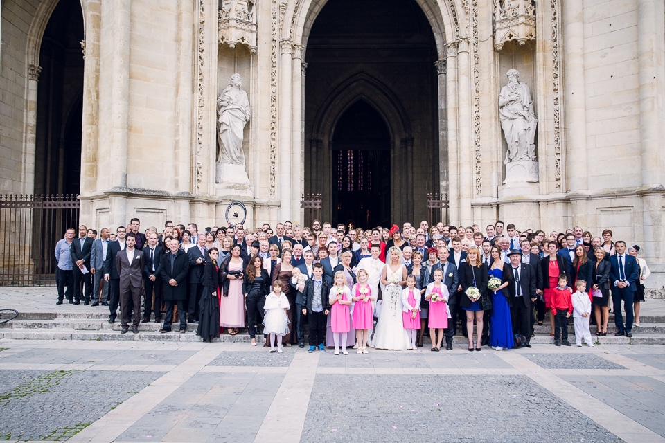 photo de groupe devant la cathédrale d'Orléans