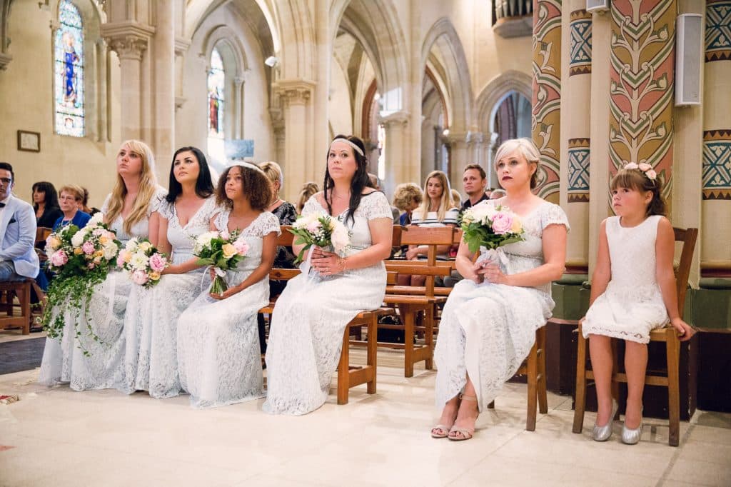 les témoins de la mariée assises à l'église