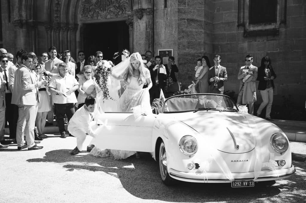 la mariée rentre dans la voiture du mariage
