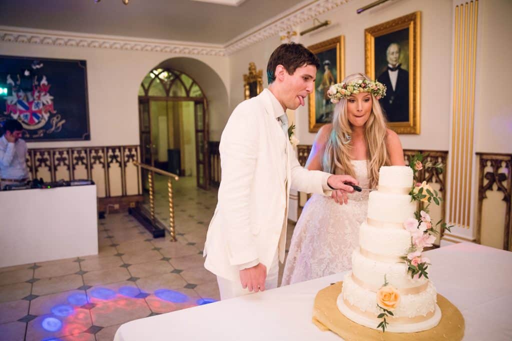 les mariés découpent le wedding cake