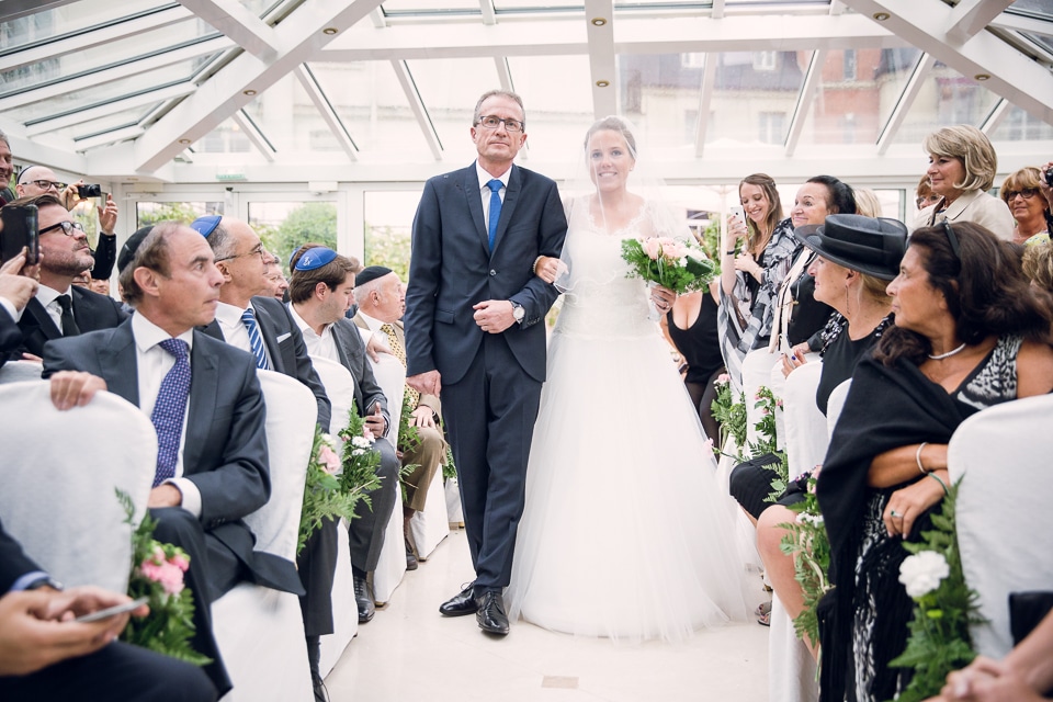 la mariée rentre au bras de son papa pour la cérémonie juive aux salons Hoche à Paris