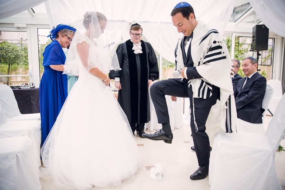 le marié casse le verre avec le pied dans la cérémonie juive