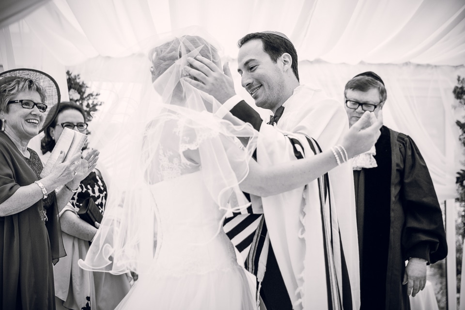 les mariés s'embrassent dans la véranda des Salons Hoche